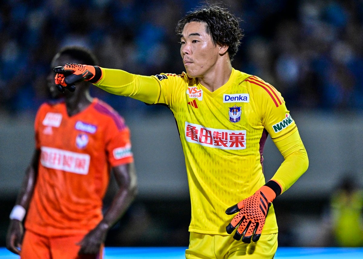 (2ページ目) 「えぐ可愛い奥さん」J1新潟GK小島亨介の祝福に駆けつけた妻との「夫婦2ショット」に視線集中! 家族を前に照れる姿にも