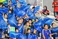 日本代表サポーターがインドネシアの7万人大観衆の超アウェイスタジアムでも「青いゴミ袋での応援作戦」発動！ パリ五輪でも話題の画期的応援方法で森保ジャパンを力強くサポートの画像005