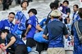 パリ五輪でも日本代表サポーターの「ゴミ袋を使った紳士すぎる観戦マナー」がスタジアム現地スタッフを驚かせる！ 青いゴミ袋を、試合前後の応援＆掃除に徹底活用の画像002