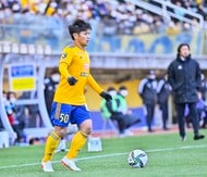 【J2「大記録」】12位・熊本が横浜FCをアウェイで撃破した「必然」!首位クラブを圧倒した攻撃力「アディショナルタイムの“3つのワンタッチ決勝点”」!!【戸塚啓のJ2のミカタ】(1)の画像