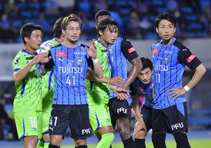 「５人交代制」を継続せよ！(1)首を折ってもプレーしたGKの画像