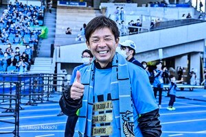 川崎フロンターレ・鬼木達監督がJリーグ優勝決定後に照れながら一瞬だけ着た「派手すぎる“お祝いジャケット”」の画像