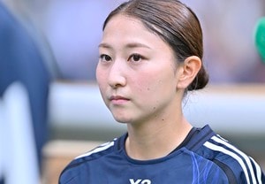 「柚歩サンタ可愛いすぎる」なでしこジャパンが誇る美人MFの「白ニット×サンタ帽のクリスマスショット」が大好評！ プライベートでの笑顔に「めちゃんこかわいい」の声の画像