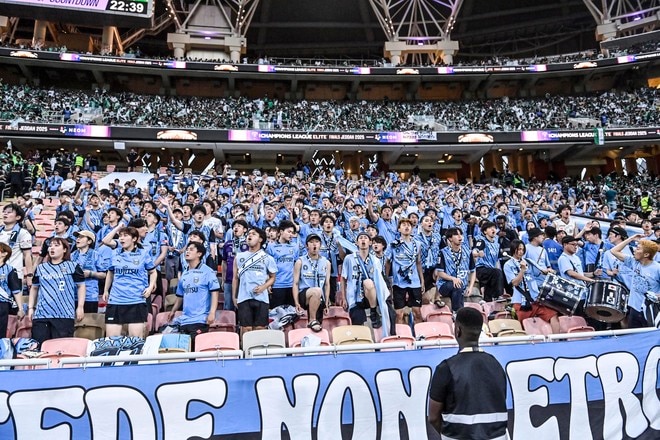 【サポーターアルバム】サウジアラビア・ジェッダ開催のACLE決勝に川崎サポーター700人が集結！ 現地で声援を送ったサポーター写真78枚「アル・アハリー川崎フロンターレ(1)」の画像074