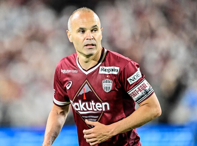 元スペイン代表MFアンドレス・イニエスタが家族全員でクラシコ観戦! バルセロナのユニフォームを着た子どもたちと、リラックスした姿で古巣の大一番を応援!の画像