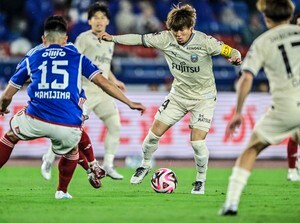 「美女対決ですね！」「最高のツーショット」神奈川ダービーで実現した「人気女性タレントのユニフォーム着用2ショット」が大反響！ 川崎と横浜FMを愛する2人が嬉しいコラボの画像