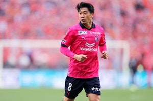 「豪華すぎる」香川真司と武藤嘉紀が「巨大ズワイガニ3ショット」公開！ J復帰のレジェンドに、「これからは毎週会えるね」と歓迎！の画像