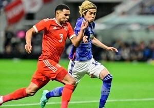 「体幹パワーアップしてますね」日本代表MF伊東純也が引っ張られても倒れないドリブルで右サイドを駆け上がる！「バケモンだろ」「ガチでえぐすぎ」と称賛の声の画像