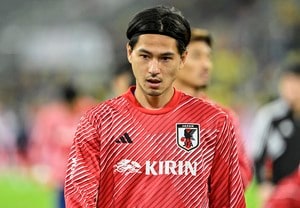 「ムキムキ」「セクシーすぎる」南野拓実が勝利後のロッカールームで見せた「上半身の筋肉」が話題に！ 味方と喜びを分かち合う姿に、「最前列にいるの嬉しい」の声もの画像