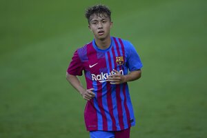 ｢カッコよすぎ｣!!バルセロナ・安部裕葵のイメチェンが話題に!!ド派手な髪色チェンジに｢何もかもカッコイイ｣や｢ご馳走様です｣など大反響…サッカー日本代表DFも反応【画像】の画像