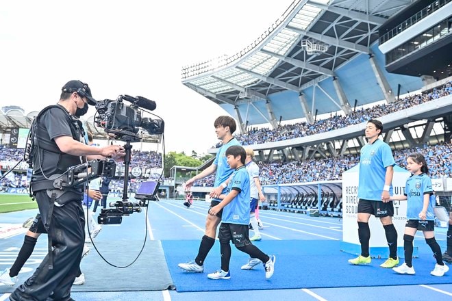 【サポーターアルバム(3)】G大阪戦での観客席＆入場時の川崎フロンターレのサポーター写真77枚！選手と手をつないだ子どもたちなど現地写真「川崎フロンターレーガンバ大阪(3)」の画像028