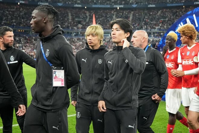 運命の大一番！サッカー日本代表・伊東純也、中村敬斗、関根大輝が語った｢世界一のクラブ｣と｢降格プレーオフ｣(2)敬斗＆純也メダル記念ショットと先制点｢カードをもらってもいい｣プレー【激闘後21連写】の画像005