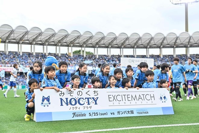 【サポーターアルバム(3)】G大阪戦での観客席＆入場時の川崎フロンターレのサポーター写真77枚！選手と手をつないだ子どもたちなど現地写真「川崎フロンターレーガンバ大阪(3)」の画像029