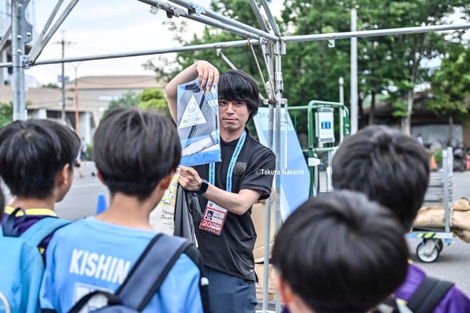 川崎・森谷賢太郎さんが家長昭博のホームゲーム招待企画の実現&現場案内に奮闘。「選手の思いを形にするのは楽しい」と子どもたちと触れ合いながら丁寧にコミュニケーションの画像