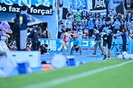 「こういうの好き」英2部サポーターが選手のスローインを手助け! 自身のロングTシャツを「タオル代わり」にしてボールを拭いてもらうの画像