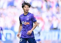 「反動蹴速迅砲やん」J1広島の大卒ルーキーFW中村草太の“キャプテン翼風”決勝弾が話題！「もってんなー紫のワンダーボーイ」「7戦5発えぐい」など称賛の声続々