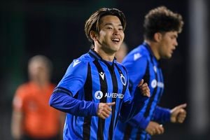 「1人だけ時間軸が違う」ベルギー2部リーグのMF本間至恩が高速カットインで"今季3点目"…GKは反応できず! 「代表で三笘と競わせたい」と絶賛のファインゴールの画像