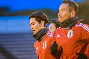南野拓実と伊東純也が並んで練習場入り！ GK川島と森保監督はピッチで１対１の会話！【1/25日本代表の非公開練習】の画像