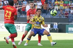 サッカー元日本代表・岡崎慎司、いきなり先発で香川真司との「Wシンジ」4年ぶり復活！ 積極ヘディングシュートでゴール狙うなど躍動し、シントトロイデンに白星もたらす！の画像