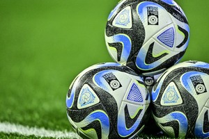 「水着の時とのギャップがたまらん」女子高生グラビアアイドルの「FC東京ユニフォーム+カーディガン」姿が話題に！ ファンから歓喜の声多数「笑顔も髪型もめちゃかわいいね」の画像