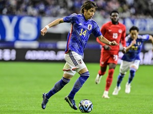 「貴重なバナナシーン」伊東純也がカナダ戦前のベンチで見せた「バナナもぐもぐ映像」が「30歳の可愛さじゃねぇって！」と大反響！ バナナを食べるだけの動画が注目浴びるの画像