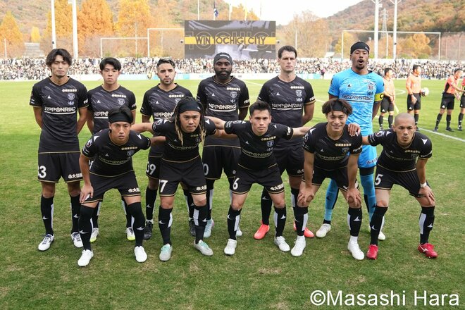 ３季連続昇格の栃木シティ！アタッキングフットボールがもたらした｢休日のエンターテインメント｣！CKから生まれた至極の先制点と歓喜のJ2昇格の瞬間！ピーター・ウタカと田中パウロ淳一が笑顔で抱擁【栃木シティvs AC長野パルセイロ】激闘PHOTOギャラリーの画像001