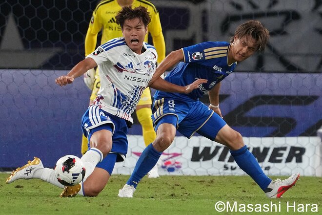 数的不利になっても町田が追いついて無敗継続！三井寺眞と小川航基のマッチアップ！指揮官の背景に｢妥協なき、頂点へ｣＆望月ヘンリー海輝が渾身のガッツポーズ！【FC町田ゼルビアvs横浜F・マリノス】激闘PHOTOギャラリーの画像005