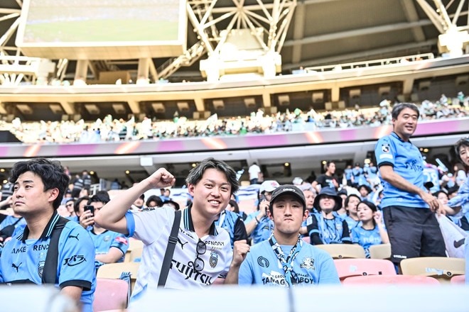 【サポーターアルバム】アジア青覇を果たすべく700人の川崎サポーターがACLE決勝に駆け付けた！ 現地で声援を送ったサポーター写真72枚「アル・アハリー川崎フロンターレ(2)」の画像010