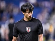 「ギャーッ!!羨ましい」Sランス伊東純也の神ファンサ&カメラ“チラ見”シーンにファン悶絶!「キャップ開かねーってこっちチラッと見るの可愛い」と話題にの画像