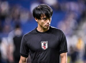 「なにこのスローモーション」「わー！かっこよ!!」ブライトン三笘薫の流し目の“カッコ良すぎるスタジアム入り”映像が話題！「スローモーション三笘がカッコ良すぎて頭抱えてる」の声の画像