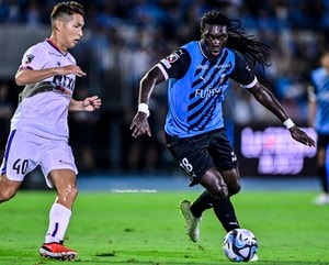 「元フランス代表→元ブラジル代表って豪華だな」J1川崎がFC東京戦で見せた「大物同士の交代」の瞬間が「やばすぎ」と話題に！ Jデビューした大物FWが別格プレー披露の画像