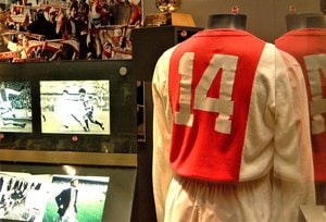 アヤックスの”16歳DF”が飛び級昇格で「衝撃のドリブルゴール」見せた！ 育成の名門に現れたCBが披露した驚きのプレーに、「すぐにトップチームに入れてくれ」の声の画像