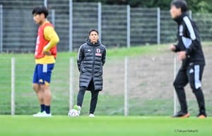 「痛々しいお姿…」フランクフルトMF長谷部誠のテーピングを巻いた負傷姿に悲しみの声続出！ ブンデスリーガも公式SMSで「お大事に」とコメント…欧州CL試合中のじん帯損傷で数週間離脱！の画像