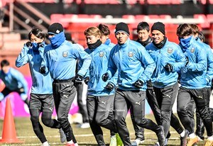 「衝撃だ」「ピッチコンディション悪すぎる…」川崎の今季初戦・アウェイ浦項の、「ピッチが凍結するまさかの光景」に驚きの声続々！ カチコチの芝＆地面に「とにかく怪我なく帰ってきてくれ」の声の画像