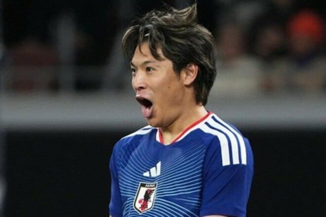 遠藤航からの電話と40時間の長旅。町野修斗が語った前主将の背番号を背負う覚悟【日本代表・知られざる｢背番号6｣のバトン(2)】の画像