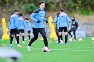 「日本語慣れてないだろうけど日本語のグッズ渡してる」新天地アメリカ到着の山根視来を現地ファンが「惜しい日本語グッズ」で歓迎!「カタカナで作ってくれた気持ちが嬉しいね」などの声の画像