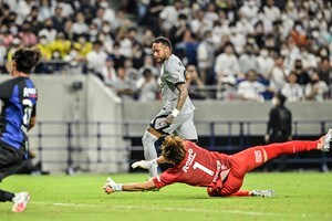 パリ・サンジェルマンのブラジル代表FWネイマールがガンバ大阪GK東口順昭に「異例の試合中の握手」求める！ 「このGKマジで神じゃん握手してもらおみたいな光景」の声出た衝撃場面の画像