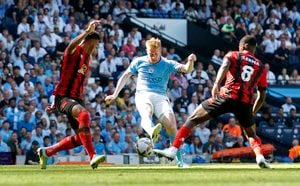 「天才」「魔術師」と世界中から賞賛！ ベルギー代表ケヴィン・デ・ブライネの「技巧的ゴール動画」が「見るのを止められない」！ マンチェスター・シティの公式SNSも「キング」と絶賛した衝撃のアウトサイドシュートの画像