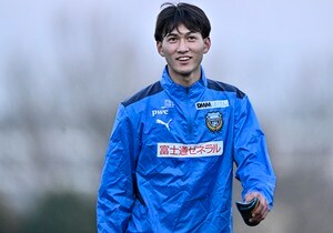 「曲がり方エグ」「天才の香りぷんぷんする」川崎フロンターレの高卒ルーキーMF名願斗哉がトレーニングで見せた「3連続FK成功」が話題に！ ファンから期待の声続出の画像