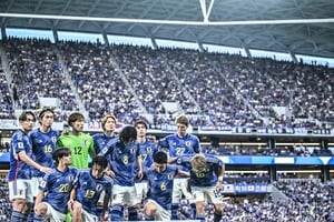 「街ですれ違ったら目を合わせちゃダメなヤツだ」サッカー日本代表のスーツ着用での「空港内の集団移動姿」がスタイリッシュ＆迫力満点で話題！「イケメンすぎて笑えてくる」の声もの画像