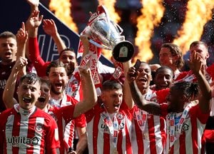 「サッカー界で最も好感が持てる」プレミアリーグクラブが「QRコード付きユニフォーム」を発表！ 胸元のハート型QRコードから“読み取れるもの”と“着用する試合”の画像