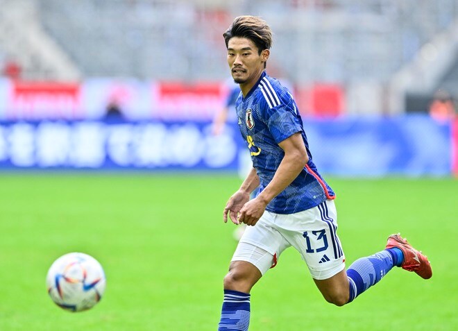 「奥さん美人でスタイル良い!」スポルティングのサッカー日本代表・守田英正とモデル妻の「手つなぎラブラブ写真」公開! 「素敵すぎます」「めちゃお似合いな夫婦」とファン反応【人気記事】の画像