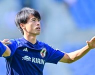 FC東京が発表した「ダサかわセーター」が大反響!「公式がダサいセーター作るとは(笑)」「秀逸なデザイン」「チームへの忠誠が試されてる?」「モデルの二人が絶妙」の画像