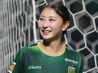 ｢ビューティー番長｣なでしこMF塩越柚歩が“世界でたったひとつ”の新アイテム自慢のオフショット公開！ カフェテラス席でのスマイルに｢素敵です！｣｢めっちゃ可愛い｣