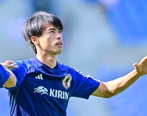 「カモメ感さらに増したな」三笘薫所属ブライトンが“爽やかさアップ”の新ホーム用ユニフォームを発表！「ちょっとレトロ感あって、白多め？で可愛い感じ」の評の画像