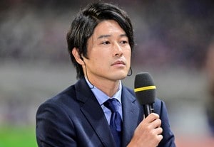 「その動きよ笑」内田篤人氏が“謎の動きを2連発”してJリーグベスト11選手を爆笑させる「舞台裏映像」が大反響！ 盛大な式典の裏側で見せた、まさかの姿の画像