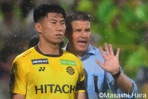 雨天の日立台ピッチでの圧巻ライブ直後のリトグリ・アサヒの｢癖が強い｣豪快キックインが話題！｢このキック愛おしすぎる｣の声と元気いっぱいの蹴りでミラクル！の画像