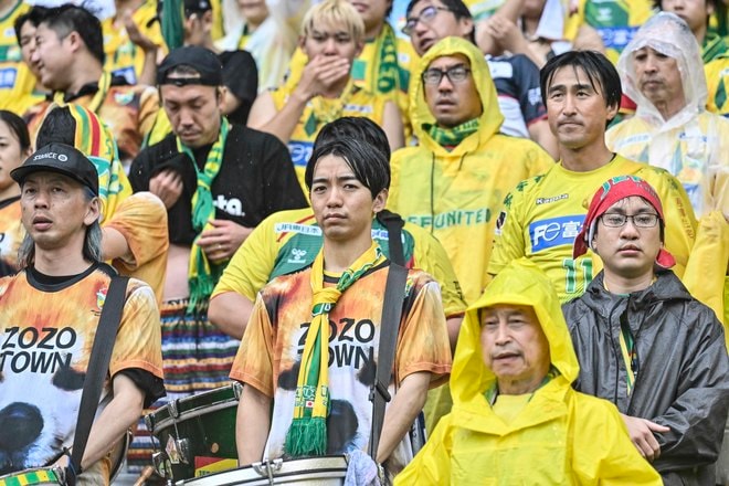 【千葉サポーターアルバム】雨の中で首位堅持のチームを後押しした「ジェフユナイテッド千葉のサポーター写真99枚」！ ゴール裏の熱狂ショット「ジェフユナイテッド千葉ーベガルタ仙台」の画像058