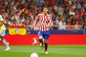 「なんて美しい家族」スペイン代表FWアルバロ・モラタのピッチ上の「ユニフォーム家族写真」が大反響！ 子ども3人とのお揃い姿に妻も一緒で、「恋しすぎる」とファン歓喜の画像