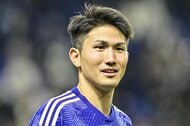 大住良之の｢この世界のコーナーエリアから｣第169回｢人生いろいろ、ゴールもいろいろ｣(1)クラブW杯の途中で消えた｢ゴール支柱｣、久保建英の活躍で解任された｢代表監督｣、1人で運べる｢100キロ｣ゴールの画像